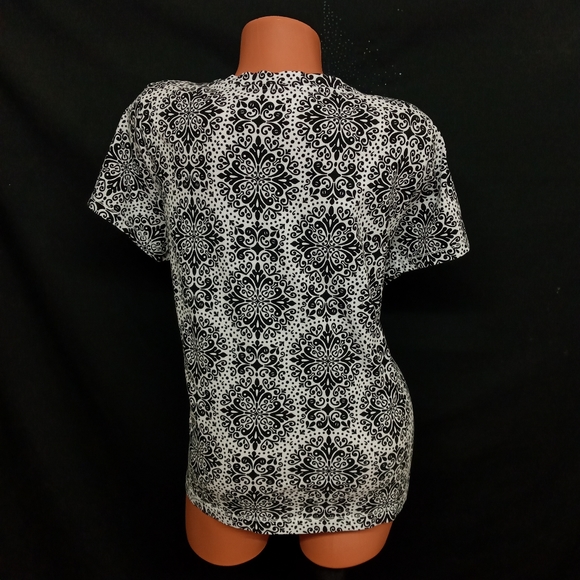 Made for life black white victorian medallion cotton top 2X - Picture 3 of 8